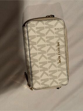Michael Kors Cream and Gold Signature Zip Wallet/purse
